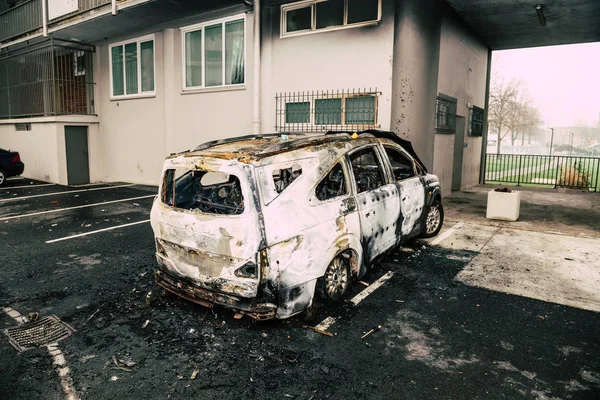 在法国斯特拉斯堡，焚烧汽车的后视镜是Vandals，这标志着2020年的开始，它点燃了无数的汽车 — 图库照片