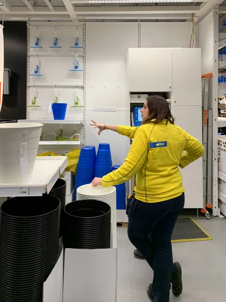 Сотрудница IKEA получает инструкции для коллег в мебельном магазине — стоковое фото