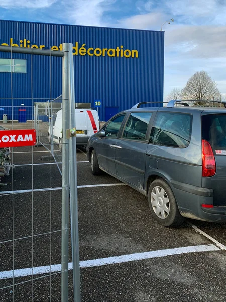 Zaun nahe Parkplatz von großem Ikea-Möbelhaus — Stockfoto