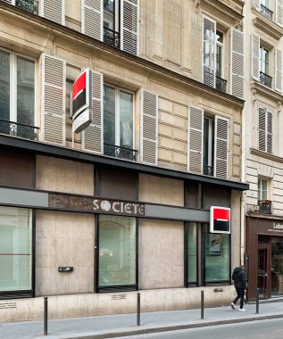 Yeni kare logoyla Societe Generale Bankası ve yenileme sırasında paslı cephe altında eski tabela görüldü