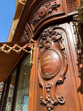 Hermes marka butik mağaza logosu ile oyulmuş ahşap cephe evi butiği. Giysi mağazası. Özel tasarım.
