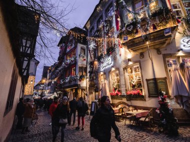 Yıllık Noel Piyasası dekorasyonlarını keşfetmek