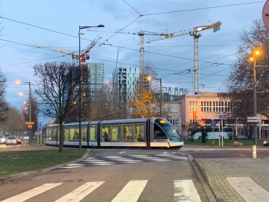 Gelecekteki Wacken iş bölgesinde geleneksel Strasbourg tramvayı inşaat sahası, arka planda eski Maillon tiyatrosu ve Avrupa Parlamentosu binası