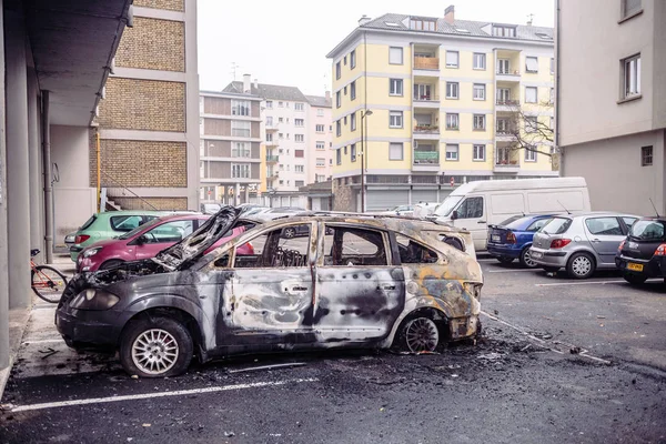 Πλευρική άποψη του καμένου αυτοκινήτου ως Βάνδαλοι σηματοδότησε την έναρξη του 2020 με τη θέση αμέτρητα οχήματα στην πυρκαγιά μπροστά από Hlm φτωχή γειτονιά — Φωτογραφία Αρχείου