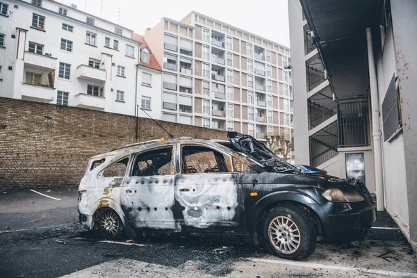 Pandangan samping mobil terbakar oleh Vandal di Strasbourg, Prancis selama awal 2020 dengan membakar banyak kendaraan di depan permukiman miskin HLM — Stok Foto