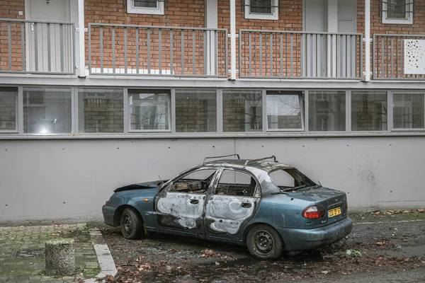 Daewoo a brûlé une voiture par Vandals à Strasbourg, France au début de 2020 en incendiant d'innombrables véhicules devant le quartier pauvre de HLM — Photo