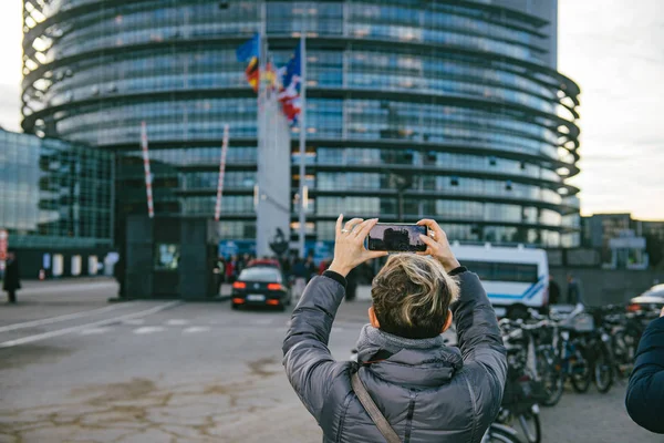 Az Európai Parlament okostelefonján a szabadság és a jogállamiság szimbólumának az Európai Unióban történő kiépítéséről készült fénykép nőkkel szembeni fokozott nézete — Stock Fotó