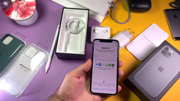 Hombre unboxing más tarde Apple Computadoras iPhone 11 Pro — Foto de Stock