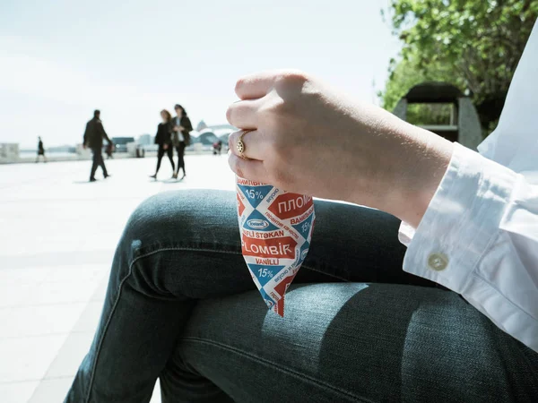 Woman eating a traditional Soviet ice-cream Plombir on the iconic Seaside boulevard promenade — 스톡 사진