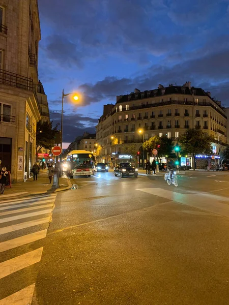 Gran plaza en el centro de París al atardecer con gente peatones caminando descubriendo los coches de la ciudad y los autobuses de transporte en París — Foto de Stock