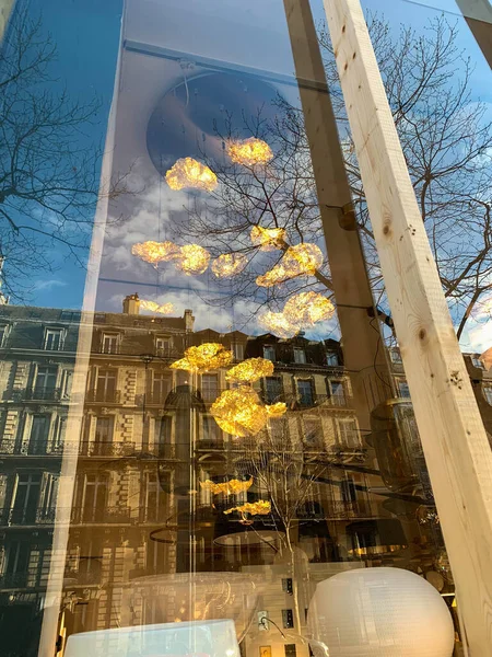 Reflexión en la gran ventana de cristal de las casas hausmannianas con hermosa lámpara en una calle parisina — Foto de Stock