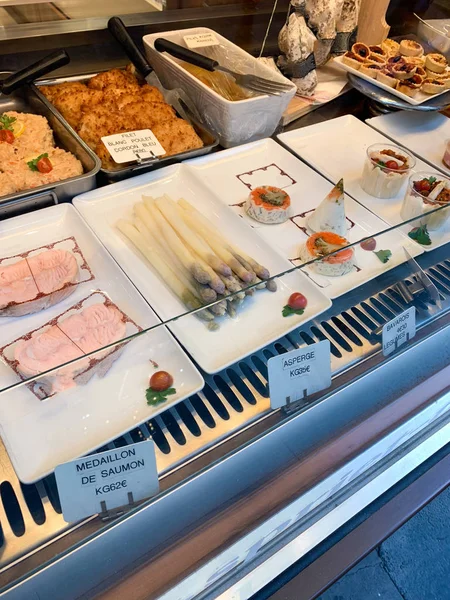 Molteplici cibi tradizionali italiani e francesi in vendita all'interno del negozio di alimentari italiano — Foto Stock