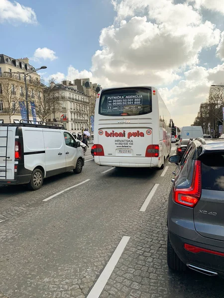 Vista trasera de los coches y autobuses con el logotipo de Brioni Pula en la parte trasera - famosa avenida Champs Elysees en París — Foto de Stock