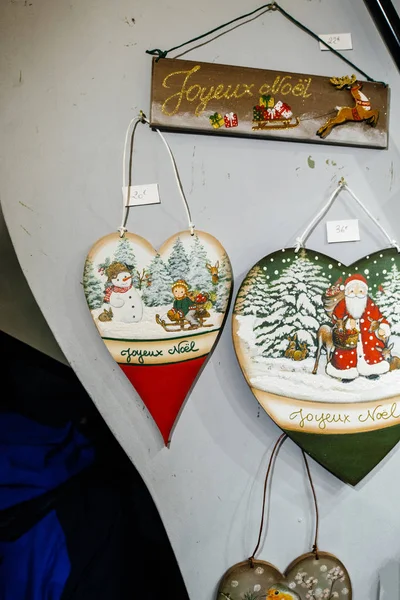 Recuerdo en forma de corazón con ilustraciones de Navidad en venta en la calle de Estrasburgo con Joyeux Noel Texto de feliz Navidad — Foto de Stock