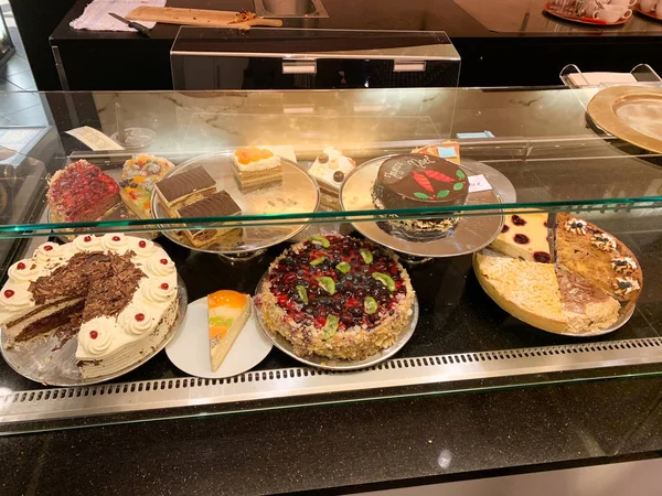 Molteplici torte tradizionali francesi con panna dolce e frutta in vendita nel negozio di pasticceria — Foto Stock