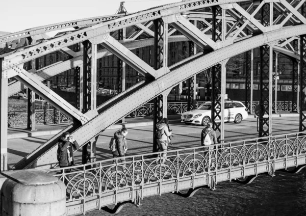 Γέφυρα Brooksbrucke με ομάδα νεαρών κοριτσιών που περπατούν ανακαλύπτοντας — Φωτογραφία Αρχείου
