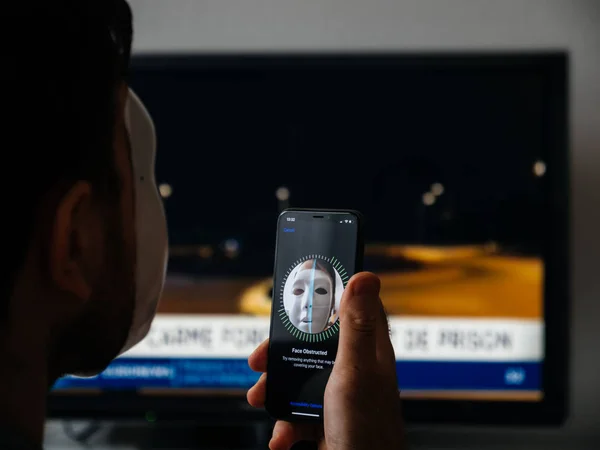 Apple iPhone XS Pro FaceID Hacker anónimo — Foto de Stock