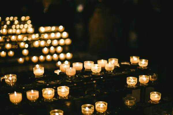 Flera ljus tänds i rad i Strasbourg Notre-Dame katedralen under årliga jul religiösa helgdagar — Stockfoto