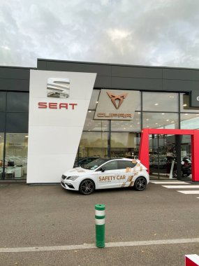 Yeni lüks spor koltuğu Cupra arabasının ön görüntüsü.