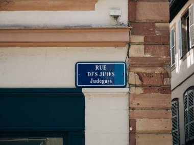 Rue des Juifs Judegaas, Strasbourg sokak tabelasında Yahudi halkı sokağı olarak tercüme edilir.