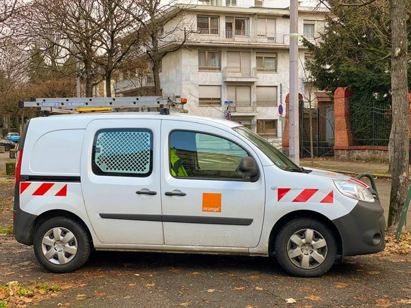 Biały Renault mini van zaparkowany na ulicy z pomarańczowym logotypem telekomunikacyjnym i drabiną na górze — Zdjęcie stockowe