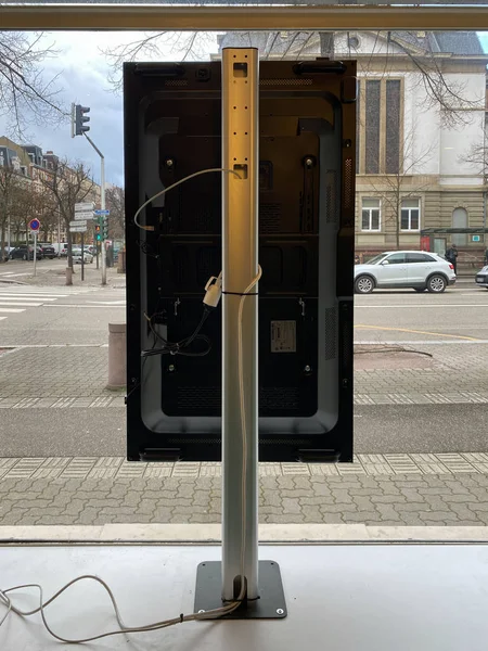 Vista de Samsung tv publicidade demonstração definido a partir da parte traseira dentro vitrine durante a reconstrução — Fotografia de Stock