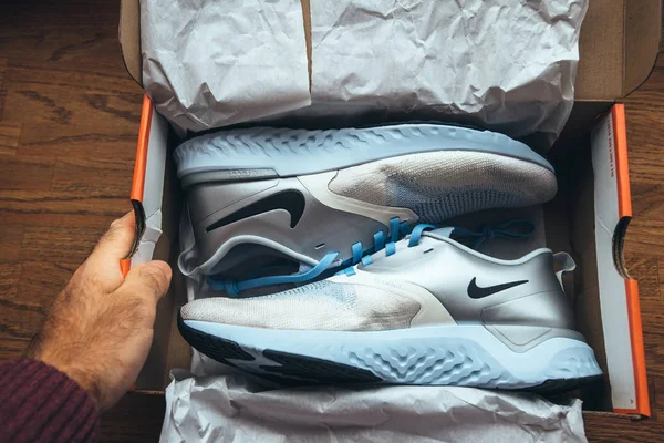 Kişisel perspektif Ahşap masa üzerindeki paketleri açmak Nike Odyssey Reakt 2 Flyknit Prm