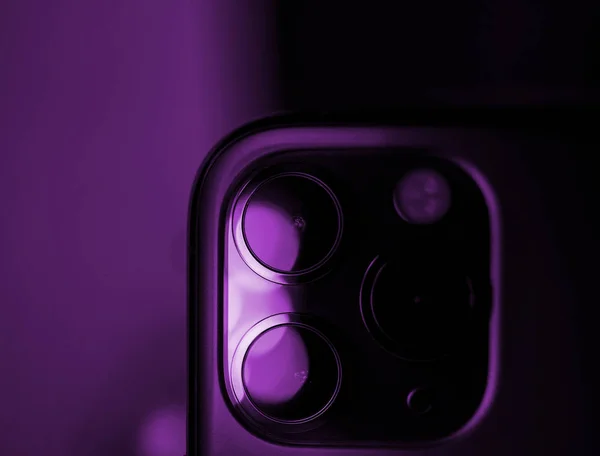 Close-up macro van Apple Computers iphone 11 Pro smartphone geïsoleerd tegen witte achtergrond focus op de triple-camera en Apple Logotype — Stockfoto