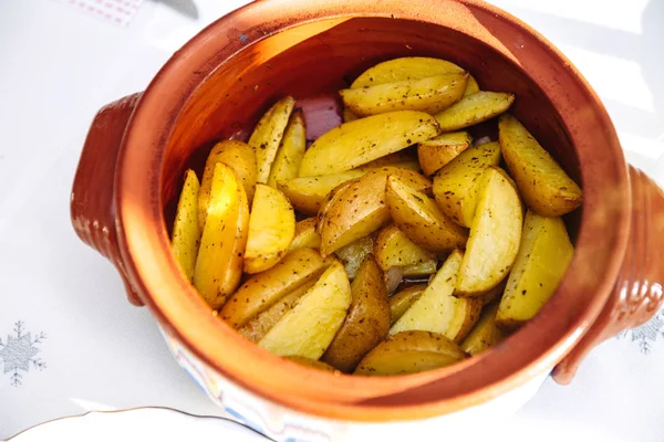 Widok nad głową Pyszne ziemniaki z aromatycznych ziół pieczonych w garnku czerwonej gliny piekarnik — Zdjęcie stockowe