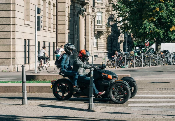 Dwóch młodych mężczyzn na trójkołowym motocyklu Brp Can-Am Spyder Roadster produkowanym przez Bombardier Recreational Products — Zdjęcie stockowe