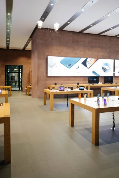Blick von der Straße auf Apple-Computerladen mit leerer Halle — Stockfoto