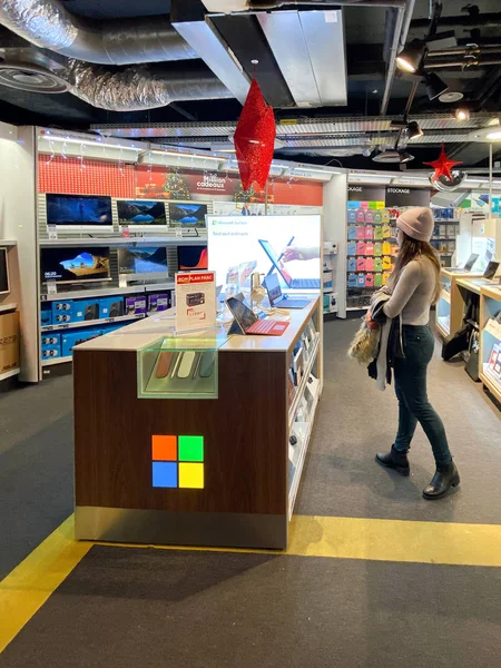 Frau bewundert mehrere Microsoft Surface Tablets und Notebooks zum Verkauf an dediziertem Microsoft Stand im fnac Französisch Elektronikgeschäft Mall vor Black Friday — Stockfoto