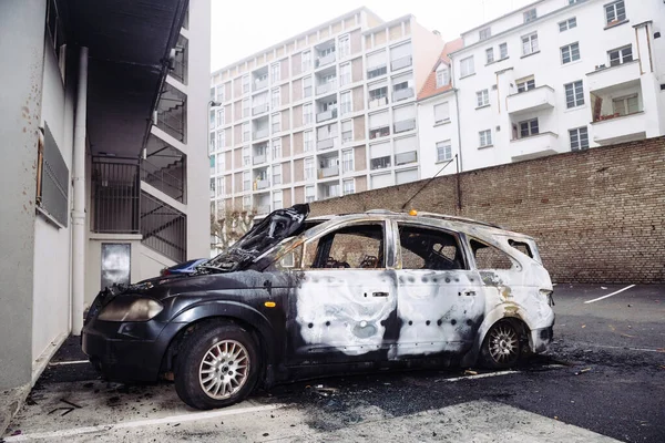 Leere Straße mit verbranntem Auto als Vandalen in Straßburg, Frankreich, markierten den Beginn des Jahres 2020, indem sie unzählige Fahrzeuge in Brand steckten — Stockfoto