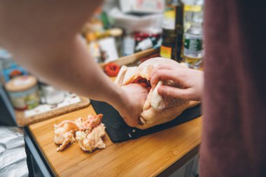 Pov Kadını taze Capon Chapon horoz etinden yağ çıkarıyor mutfak ahşabında Fransız organik eko eti Noel tatili mutfağı için