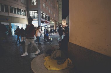 Odaklanmamış yayaların siluetleri üzerinde solmuş resim efekti