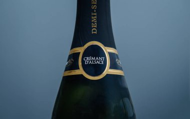 Cremant d 'Alsace' ın mavi arka planda köpüren şarabının yakın plan görüntüleri.