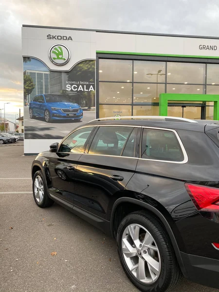 Vue arrière de la nouvelle entreprise exécutive noir Skoda immobilier voiture en face de la nouvelle concession concessionnaire salle d'exposition Skoda avec la publicité pour le modèle Scala sur la façade — Photo