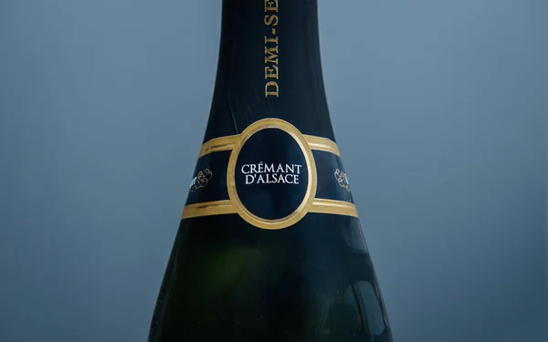 Närbild detalj av Cremant d 'Alsace mousserande vin mot blå bakgrund — Stockfoto