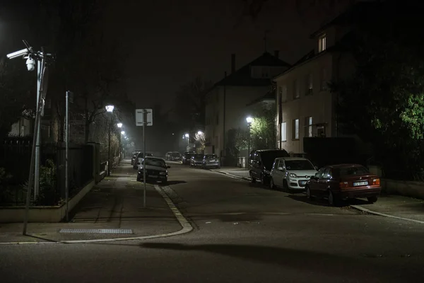 Перспективный вид на пустую улицу Вестеркемп ночью с припаркованными автомобилями в районе Оранжереи в Страсбурге — стоковое фото