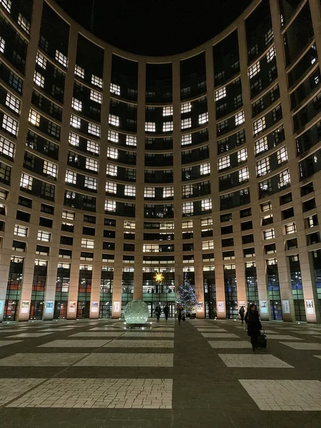Ultraweitwinkel des Haupteingangs des Europäischen Parlaments louise weiss — Stockfoto