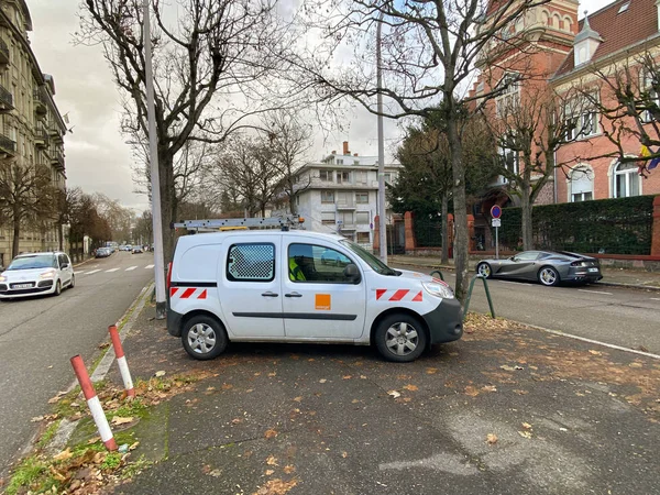 Branco Renault mini van estacionado na rua com logotipo telecom Laranja — Fotografia de Stock