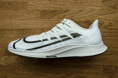 Nike model Zoom Rival Fly tarafından üretilen profesyonel koşu ayakkabısı. Siyah logosu olan kadınlar için.