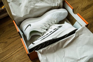 Pov 'lu adam, Nike Zoom Rival Fly' ın kadınlar için ürettiği profesyonel koşu ayakkabılarının kutularının açılması için kutuyu teslim etti.