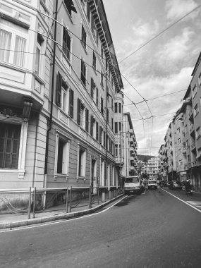 Motosikletli Sanremo caddesinin siyah beyaz manzarası.