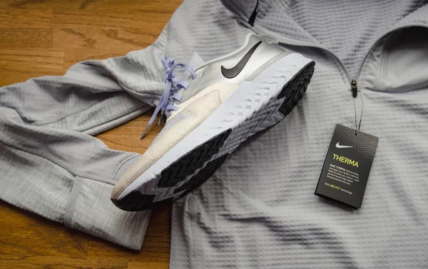Still-life professional running t-shirt with Therma and Dri-Fit Technology running gear running shoes manufactured by Nike Odyssey React Flyknit 2 — 스톡 사진