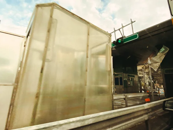 POV entrando em italiano Toll barreiras rodoviárias na entrada para pagar — Fotografia de Stock