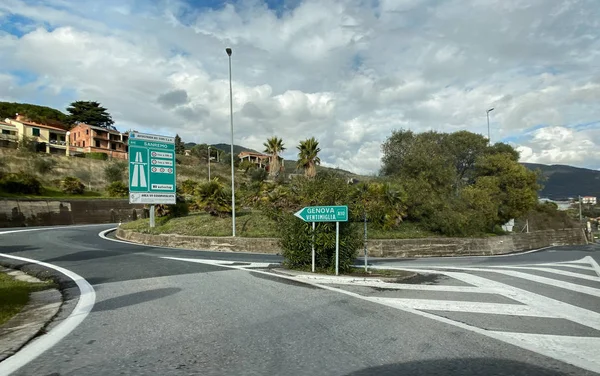 Meerdere borden bij de ingang van de Italiaanse snelweg met bestemming — Stockfoto