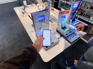 Smasung Galaxy S10 'un en son el ele tutuşan adamı Kara Cuma' dan önce Fnac Fransız elektronik mağazasında akıllı telefon.