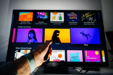 Apple Tv Müzik uygulamasının uzaktan kumandalı adamı