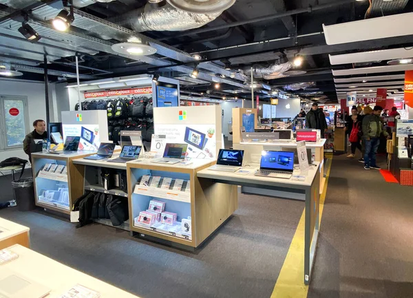 Beberapa tablet dan buku catatan Microsoft Surface yang dijual di toko elektronik FNAC French store mall sebelum transaksi Jumat Hitam - orang-orang di latar belakang — Stok Foto